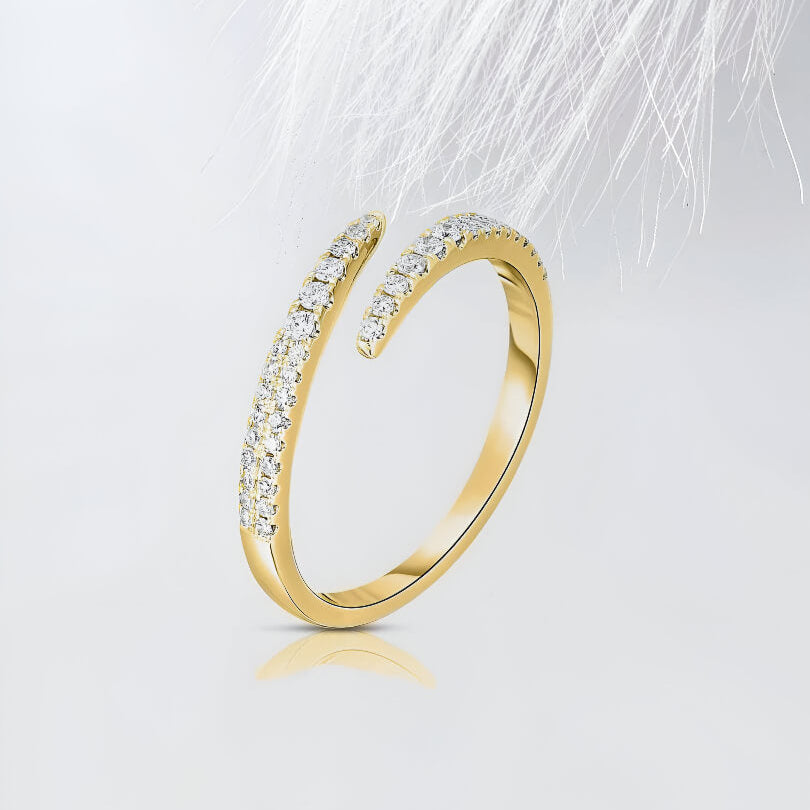Alliance croisée Beliora en argent 925 plaqué or jaune chaleureux et diamants debout.