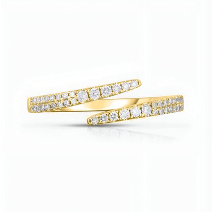 Alliance croisée Beliora en argent 925 plaqué or jaune et diamants sur fond blanc.