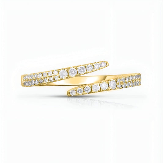 Alliance croisée Beliora en argent 925 plaqué or jaune et diamants sur fond blanc.