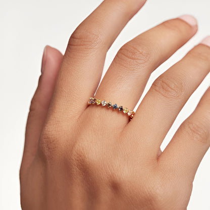 Alliance d'éternité diamants multicolores Terranis en argent 925 plaqué or jaune portée au doigt d'une femme vue de face.