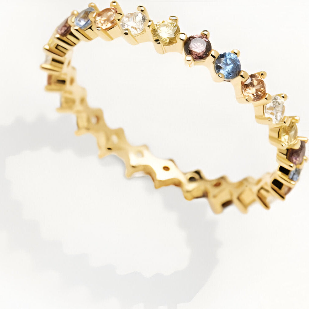 Alliance d'éternité diamants multicolores Terranis en argent sterling 925 plaqué or jaune vue de proche.