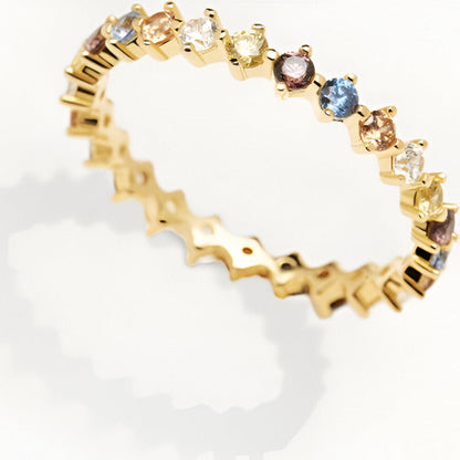 Alliance d'éternité diamants multicolores Terranis en argent sterling 925 plaqué or jaune vue de proche.