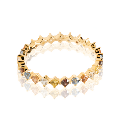 Alliance d'éternité diamants multicolores Terranis en argent 925 plaqué or jaune sur fond blanc.