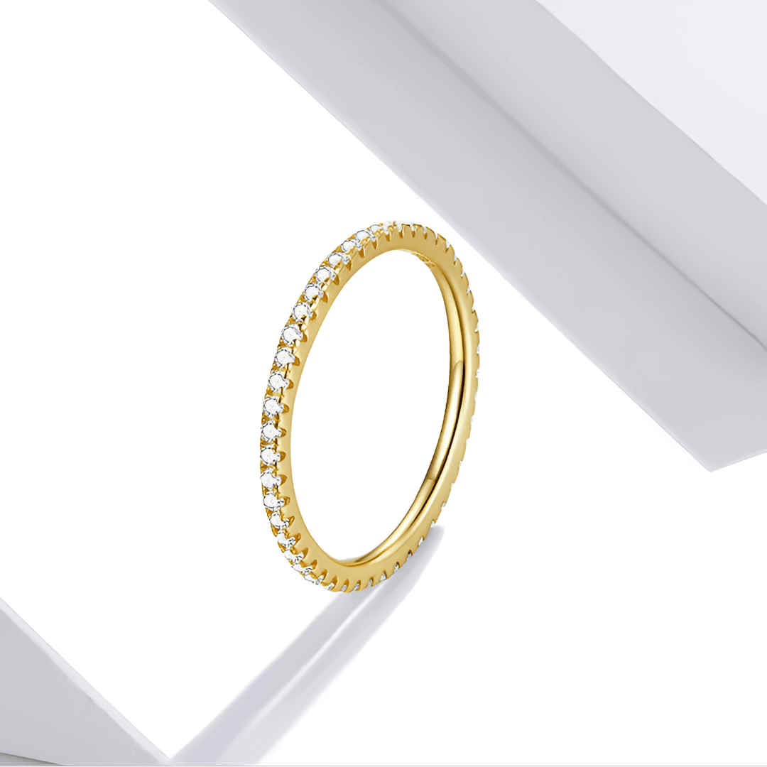 Alliance d'éternité fine calyra en argent 925 plaqué or jaune lumineux et diamants debout.