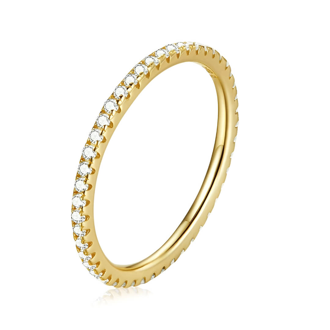 Alliance d'éternité fine calyra en argent 925 plaqué or jaune et diamants sur fond blanc.