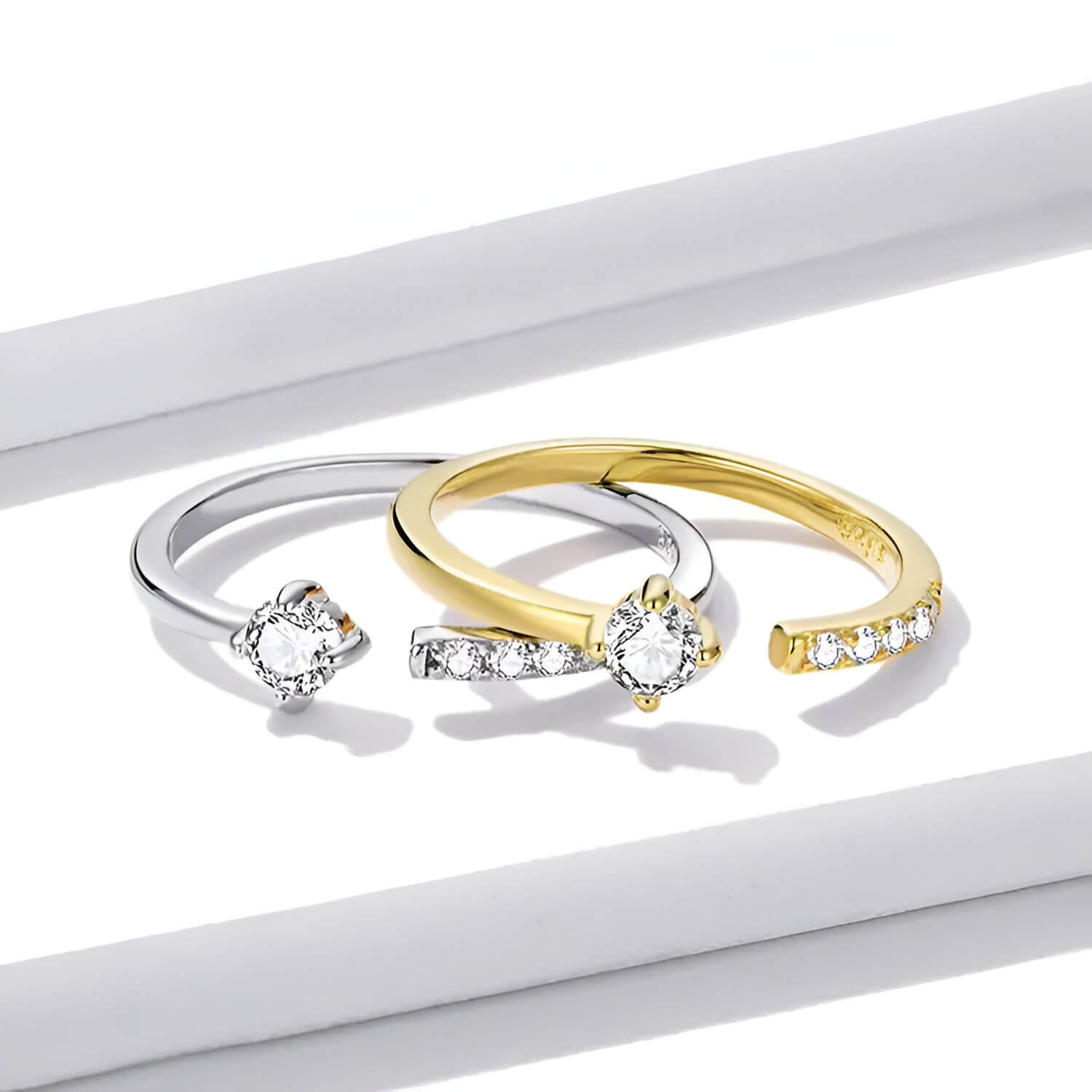 Variantes de l'alliance de mariage ouverte halomira en argent sterling 925 plaqué or jaune ou plaqué or blanc et diamants vue de face.