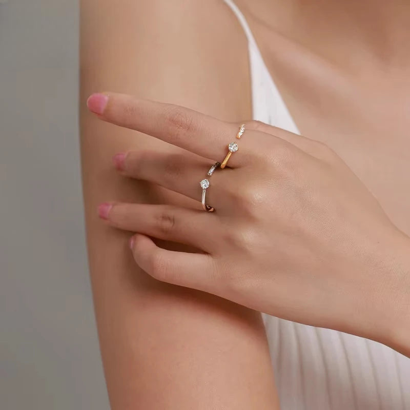 Variantes de l'alliance de mariage ouverte halomira en argent 925 plaqué or jaune ou plaqué or blanc et diamants portées au doigt d'une femme vue de face.