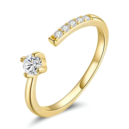 Alliance de mariage ouverte halomira en argent 925 plaqué or jaune et diamants sur fond blanc.