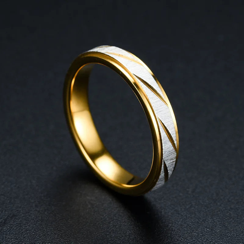 Alliance de mariage ruban blanc rayé de 4mm Hélios en acier inoxydable plaqué or jaune 14K vue de côté.