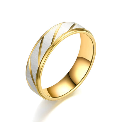 Alliance de mariage ruban blanc rayé de 6mm Hélios en acier inoxydable 316L plaqué or jaune 14K sur fond blanc.