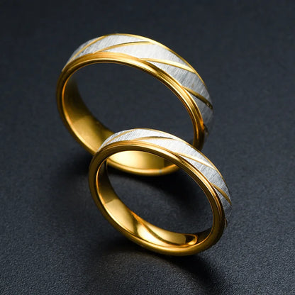 Variantes 4mm et 6mm de l'alliance de mariage ruban blanc rayé Hélios en acier inoxydable plaqué or jaune 14K vue de côté.