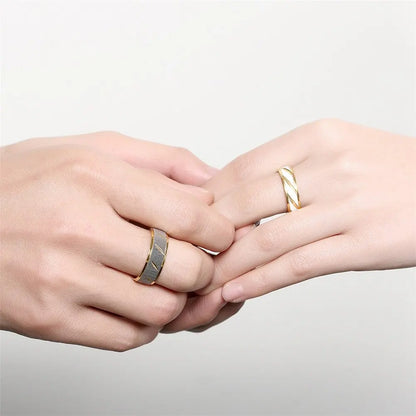 Variantes 4mm et 6mm de l'alliance de mariage ruban blanc rayé Hélios en acier plaqué or jaune 14K portées aux doigts d'un homme et d'une femme.