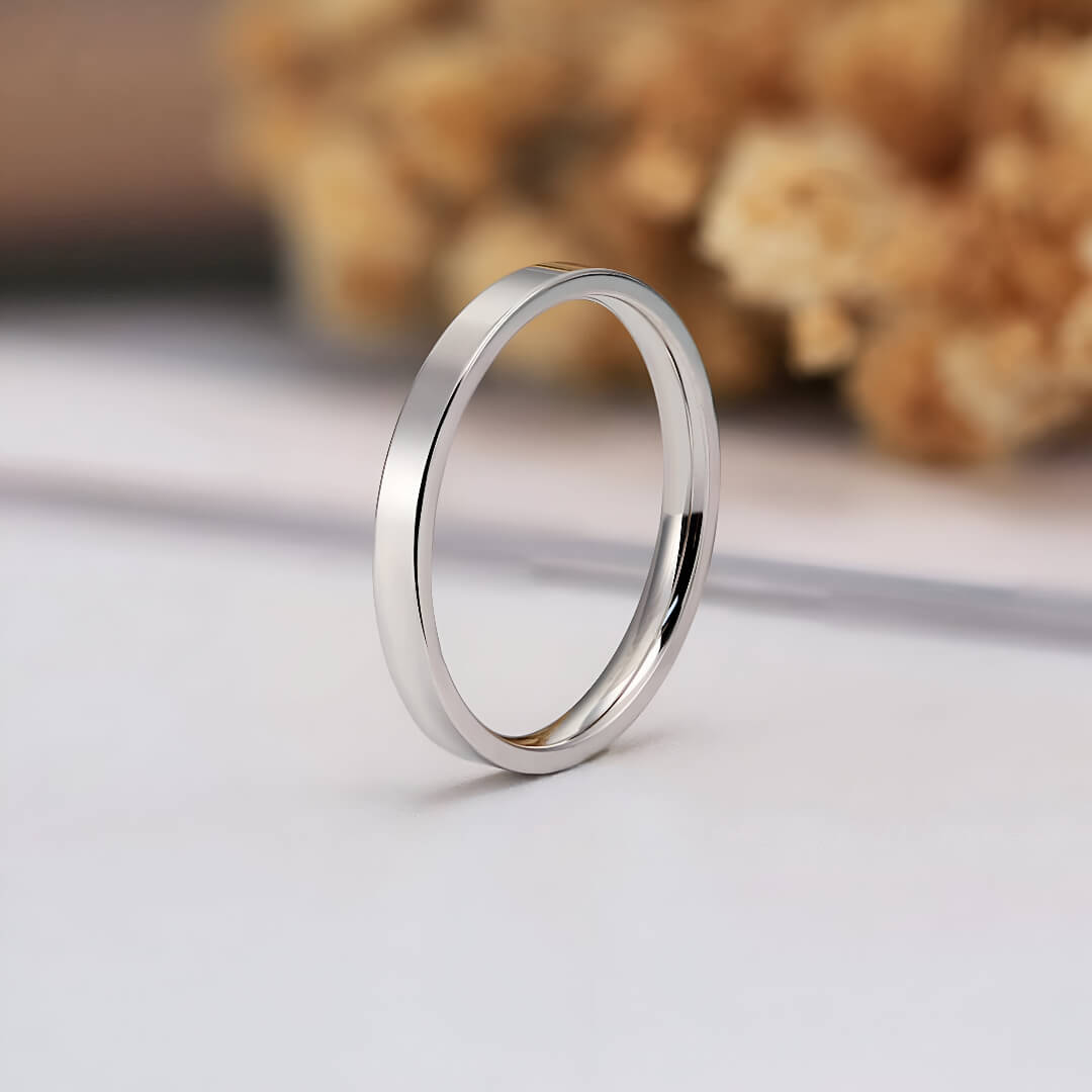 Alliance de mariage standard 2mm Draven en argent 925 plaqué or blanc debout.