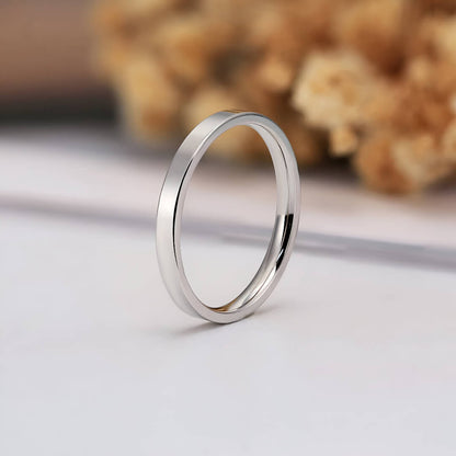 Alliance de mariage standard 2mm Draven en argent 925 plaqué or blanc debout.