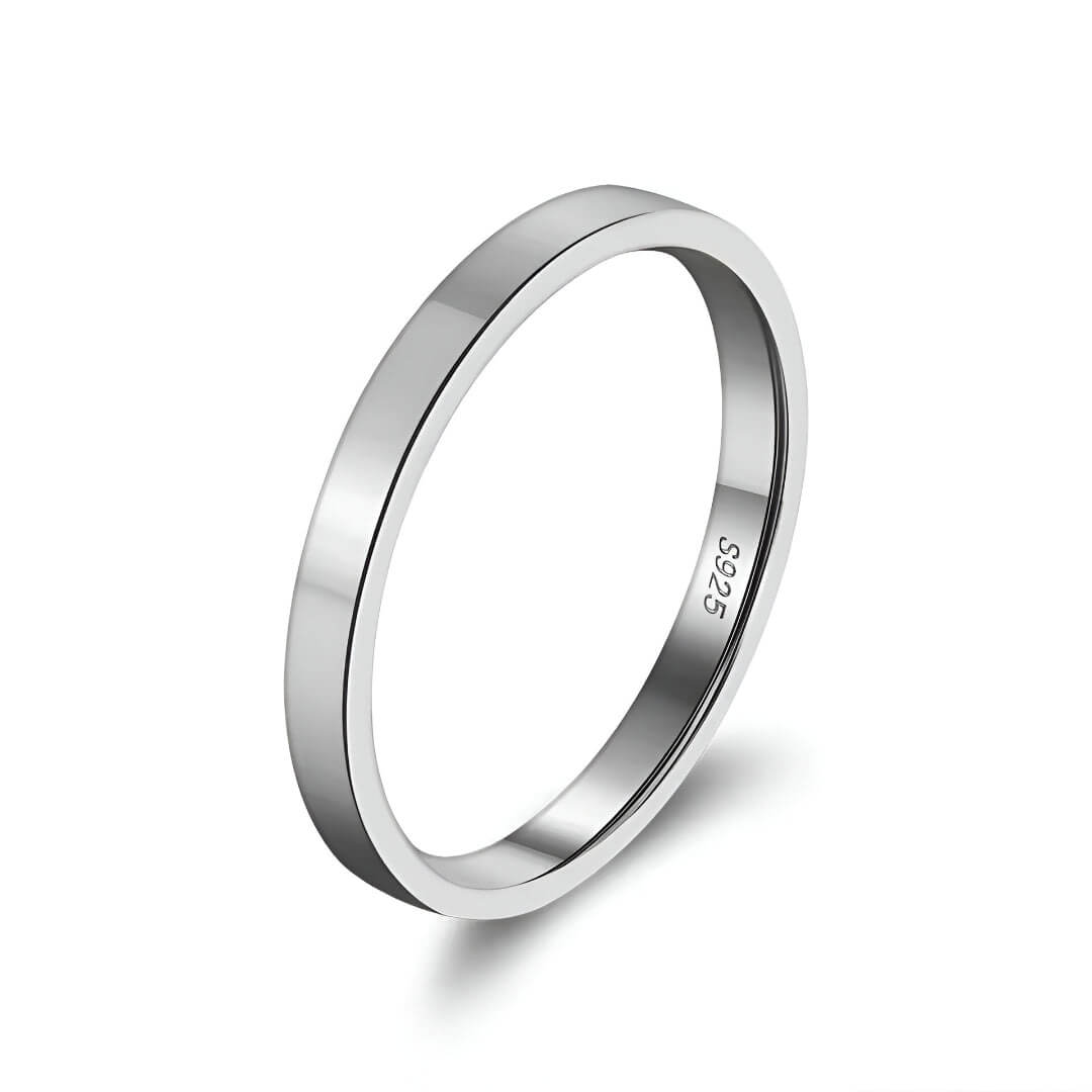 Alliance de mariage standard 2mm Draven en argent 925 plaqué or blanc sur fond blanc.