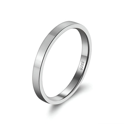 Alliance de mariage standard 2mm Draven en argent 925 plaqué or blanc sur fond blanc.