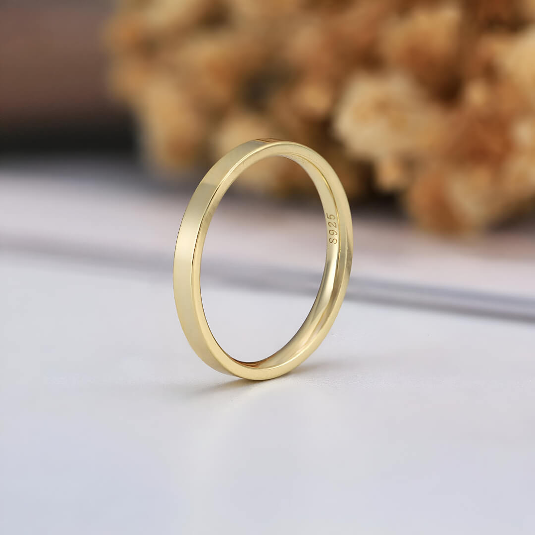 Alliance de mariage standard 2mm Draven en argent 925 plaqué or jaune debout.