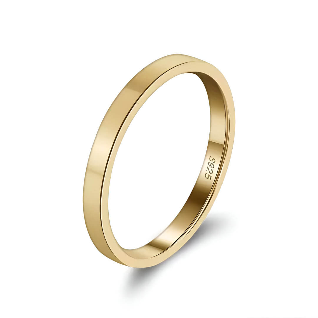 Alliance de mariage standard 2mm Draven en argent 925 plaqué or jaune sur fond blanc.