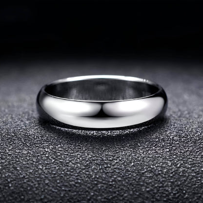 Alliance demi-jonc en argent 925 vue de face sur sol noir granulé.