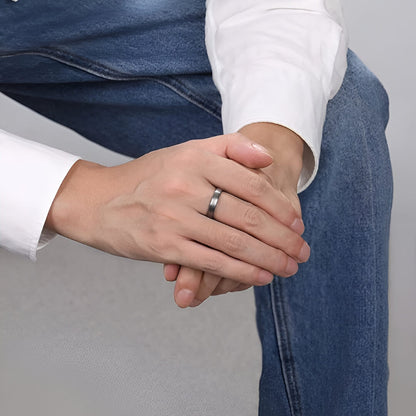 Alliance demi-jonc en tungstène blanc de 4 mm portée au doigt d'un homme.