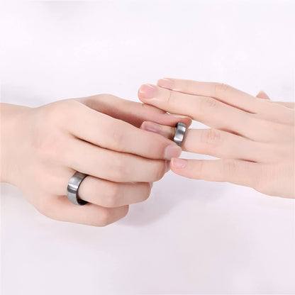 Alliance demi-jonc en tungstène blanc de 6 mm et 8 mm portées aux doigt d'un homme et d'une femme.