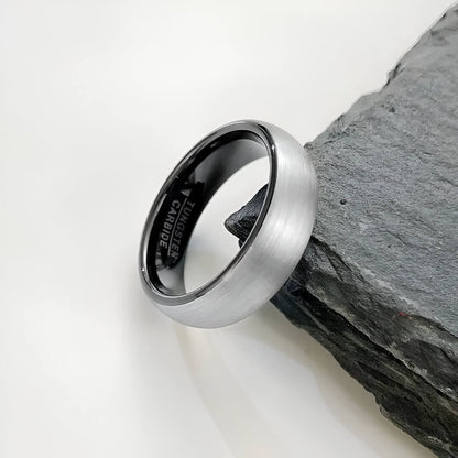 Alliance demi-jonc en tungstène blanc de 6 mm posée.