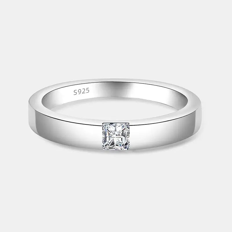 Alliance diamant princesse scintillant serti clos Andréa en argent 925 plaqué or blanc vue de face.