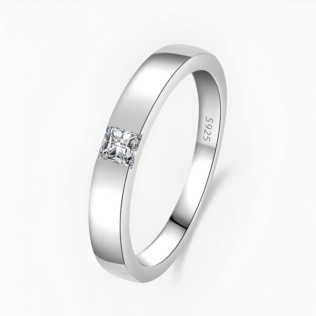 Alliance diamant princesse serti clos Andréa en argent 925 plaqué or blanc sur fond blanc.