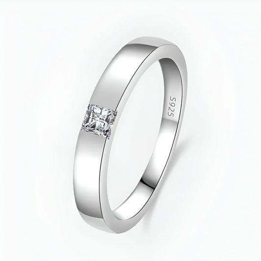 Alliance diamant princesse serti clos Andréa en argent 925 plaqué or blanc sur fond blanc.