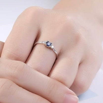 Alliance diamant zirconium argent 925 portée par doigt femme, bague en or blanc parfaite pour mariage ou fiançailles