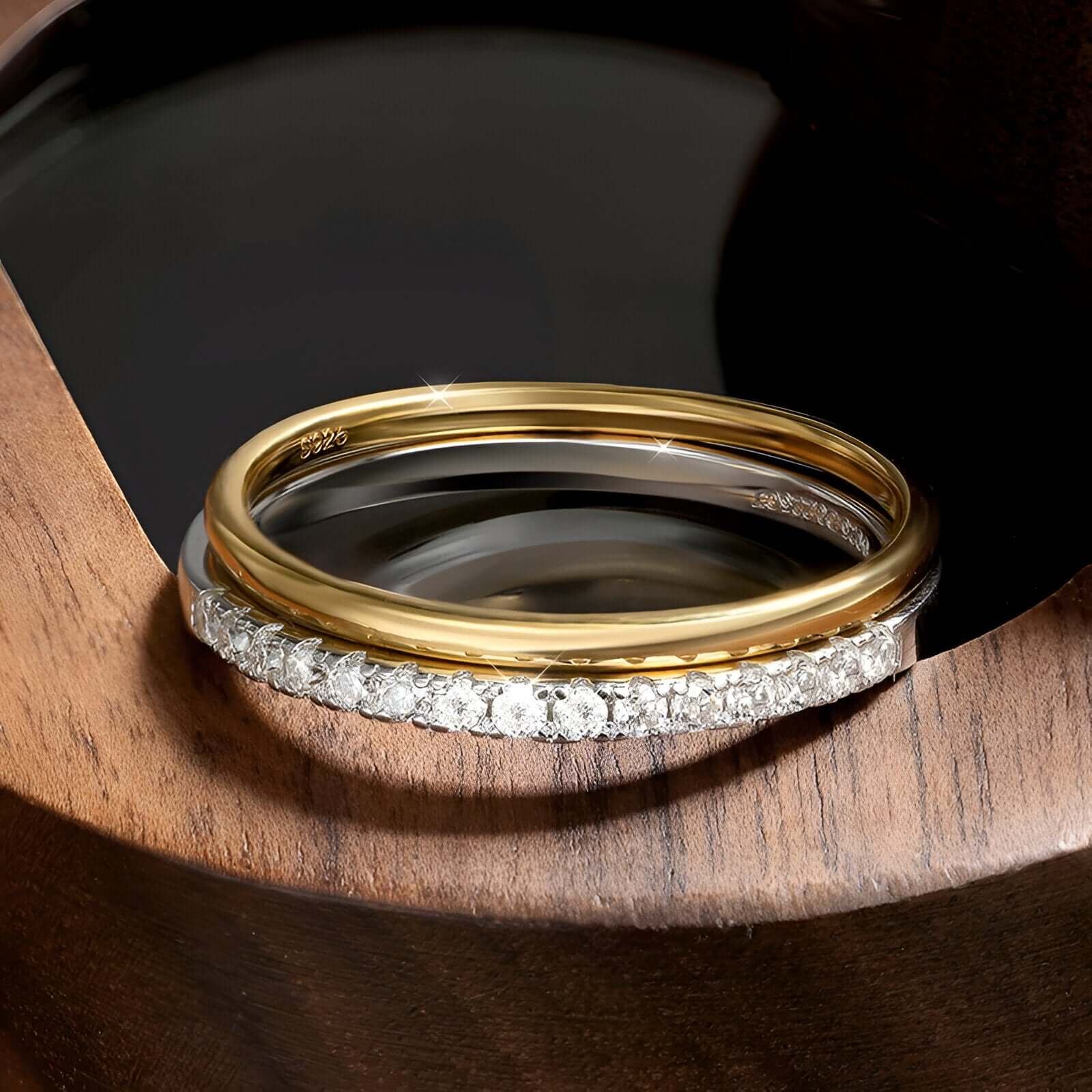 Alliance duo fine en or jaune et en or blanc sertie de diamants synthétiques vue de face.