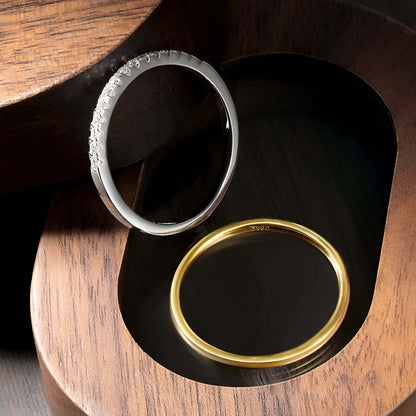 Alliance duo fine en or jaune et en or blanc sertie de diamants synthétiques vue de front.