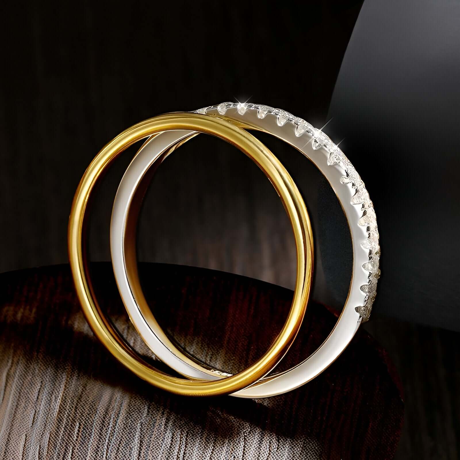 Alliance duo fine en or jaune et en or blanc sertie de diamants synthétiques vue latérale.