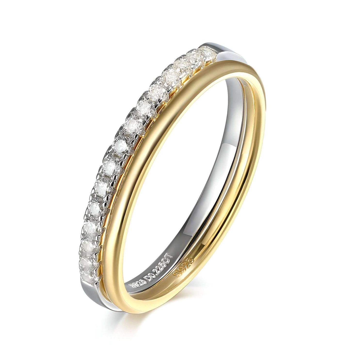 Alliance duo fine en or jaune et en or blanc sertie de diamants synthétiques sur fond blanc.