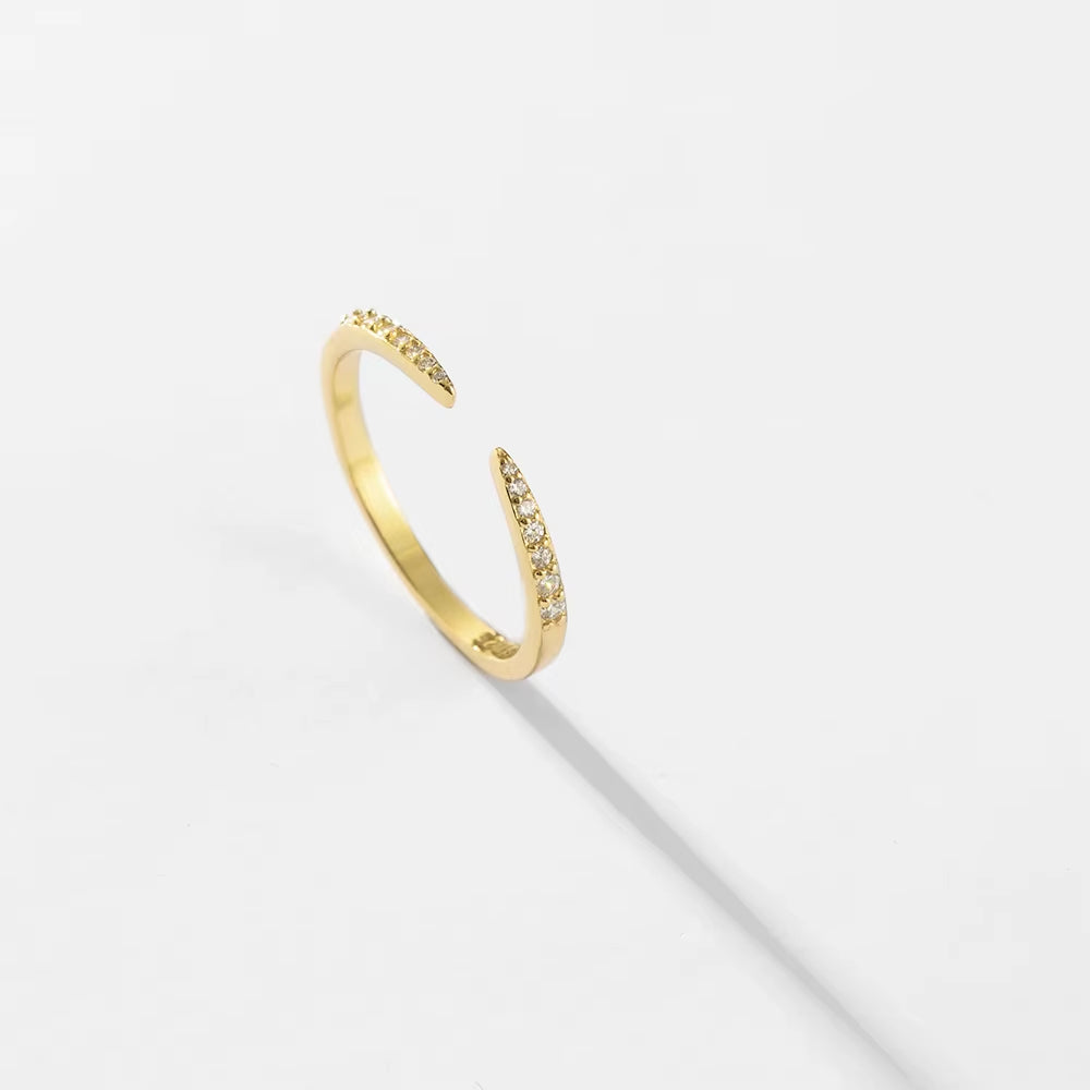 Alliance effilé Thalia en argent sterling 925 plaqué or jaune et diamants debout.