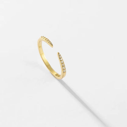 Alliance effilé Thalia en argent sterling 925 plaqué or jaune et diamants debout.