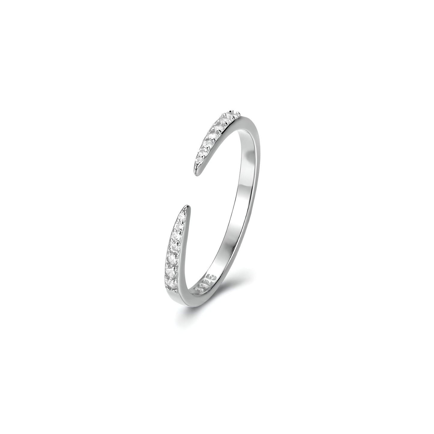 Alliance élancé en argent 925 plaqué platine et zircons sur fond blanc.