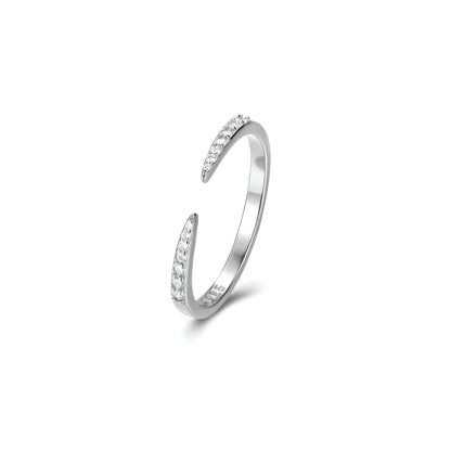 Alliance élancé en argent 925 plaqué platine et zircons sur fond blanc.