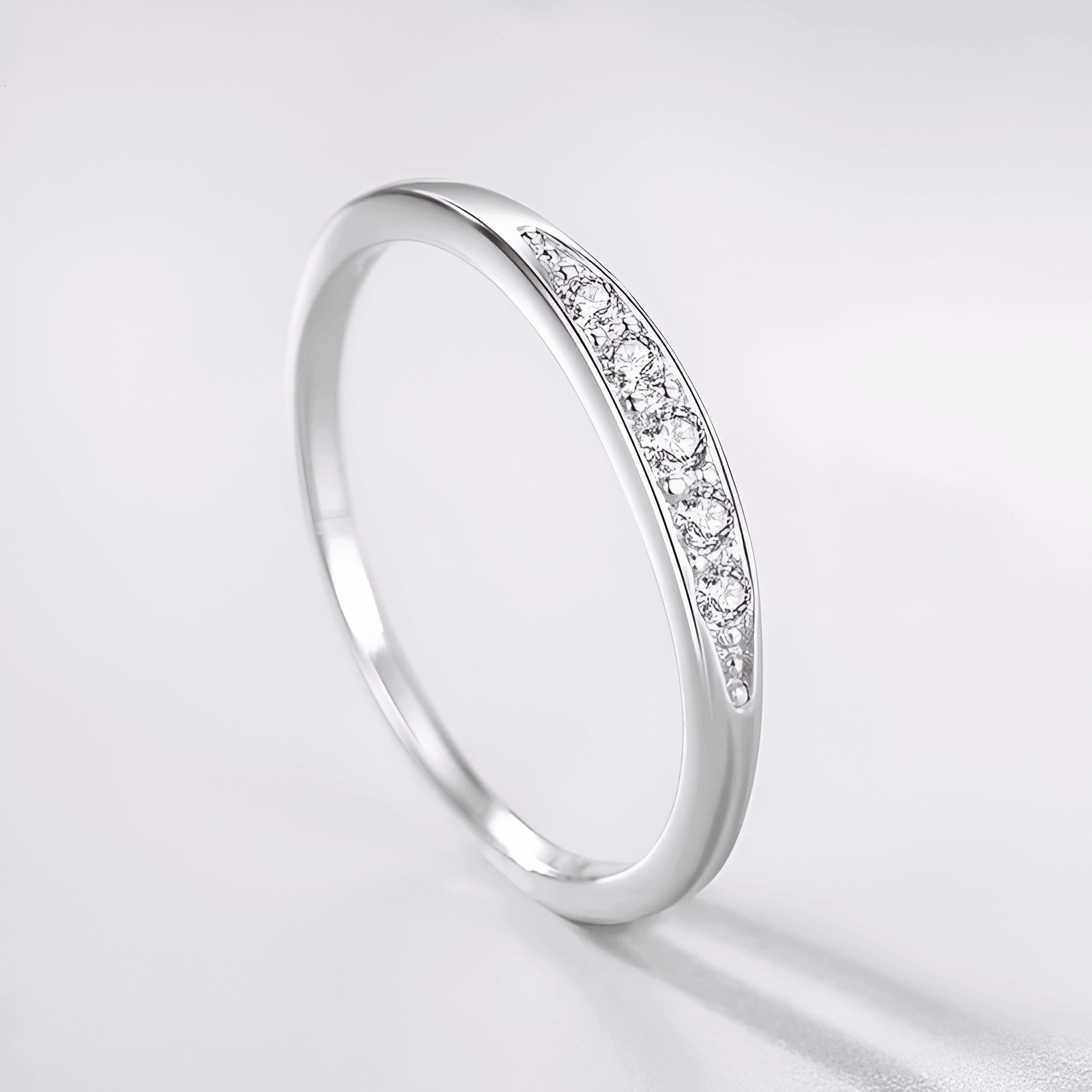 Alliance en or blanc et diamants naturels debout.