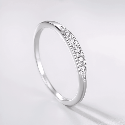 Alliance en or blanc et diamants naturels debout.