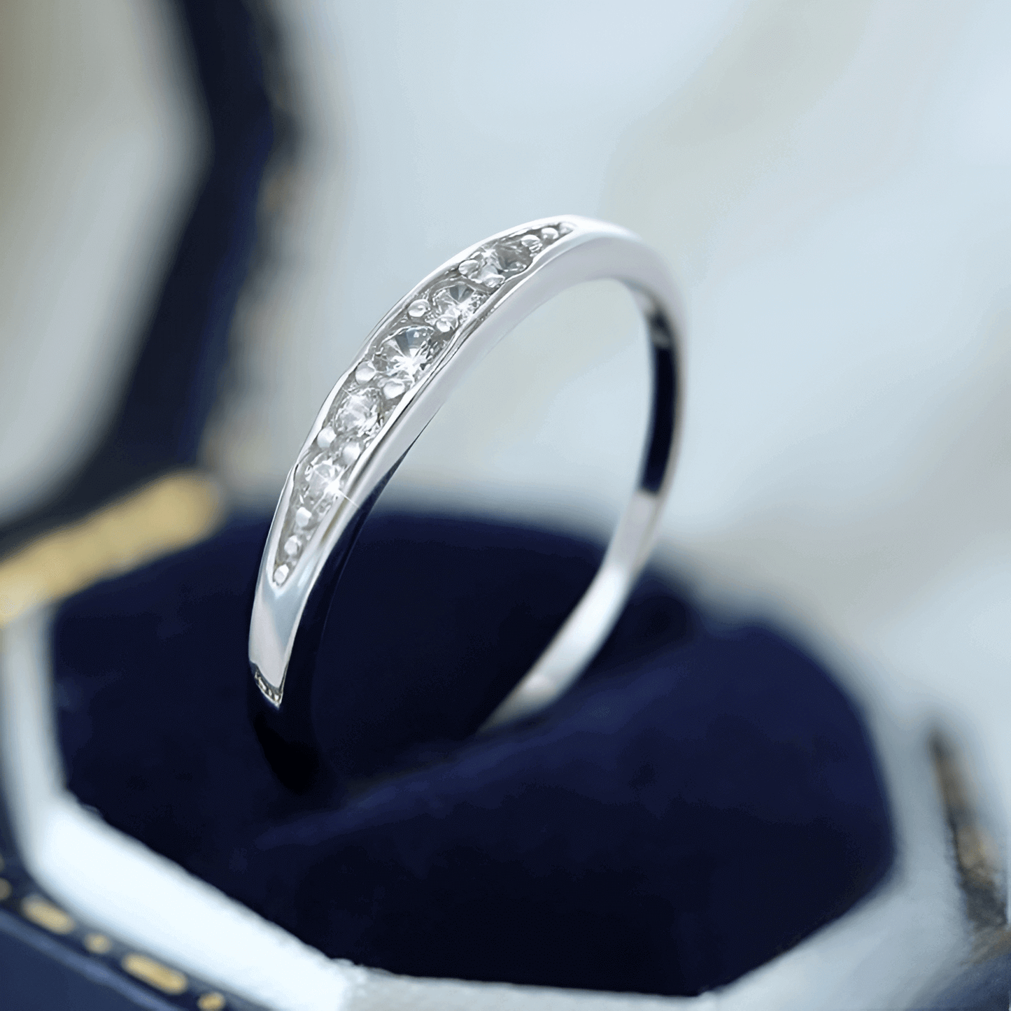 Alliance en or blanc et diamants naturels dans son écrin.