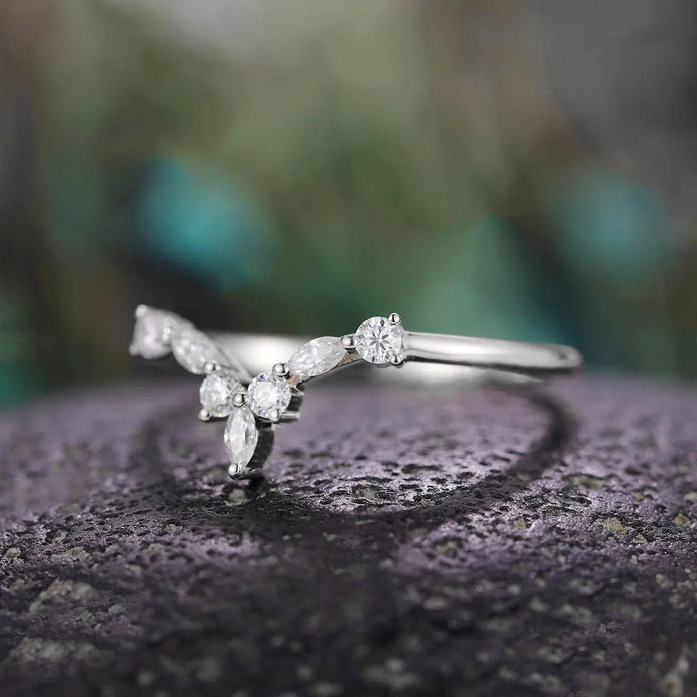 Alliance argent en or blanc 14K Pont de Cristaux vue de côté. Bague pour femme en diamants zirconium.