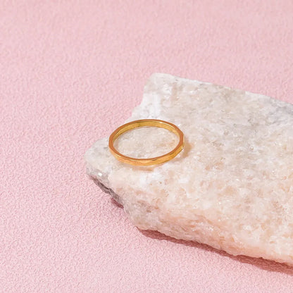 Alliance en or délicate sur fond rose - bijou raffiné en acier inoxydable plaqué or 14K