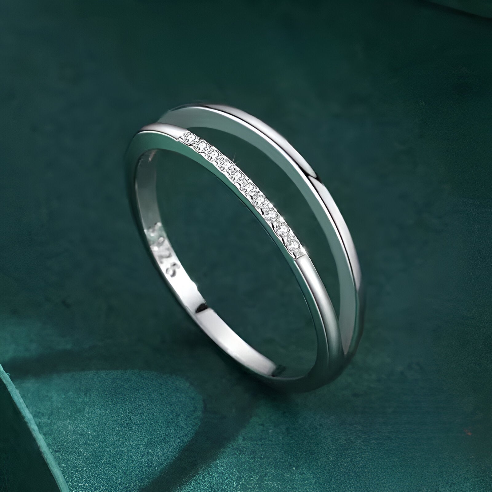 Alliance entaille fine Novae en argent sterling 925 plaqué or blanc et diamants debout.