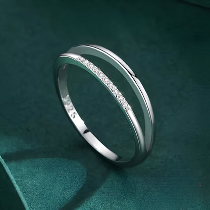 Alliance entaille fine Novae en argent sterling 925 plaqué or blanc et diamants debout.