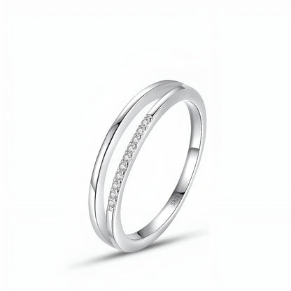 Alliance entaille fine Novae en argent 925 plaqué or blanc discret et diamants sur fond blanc.