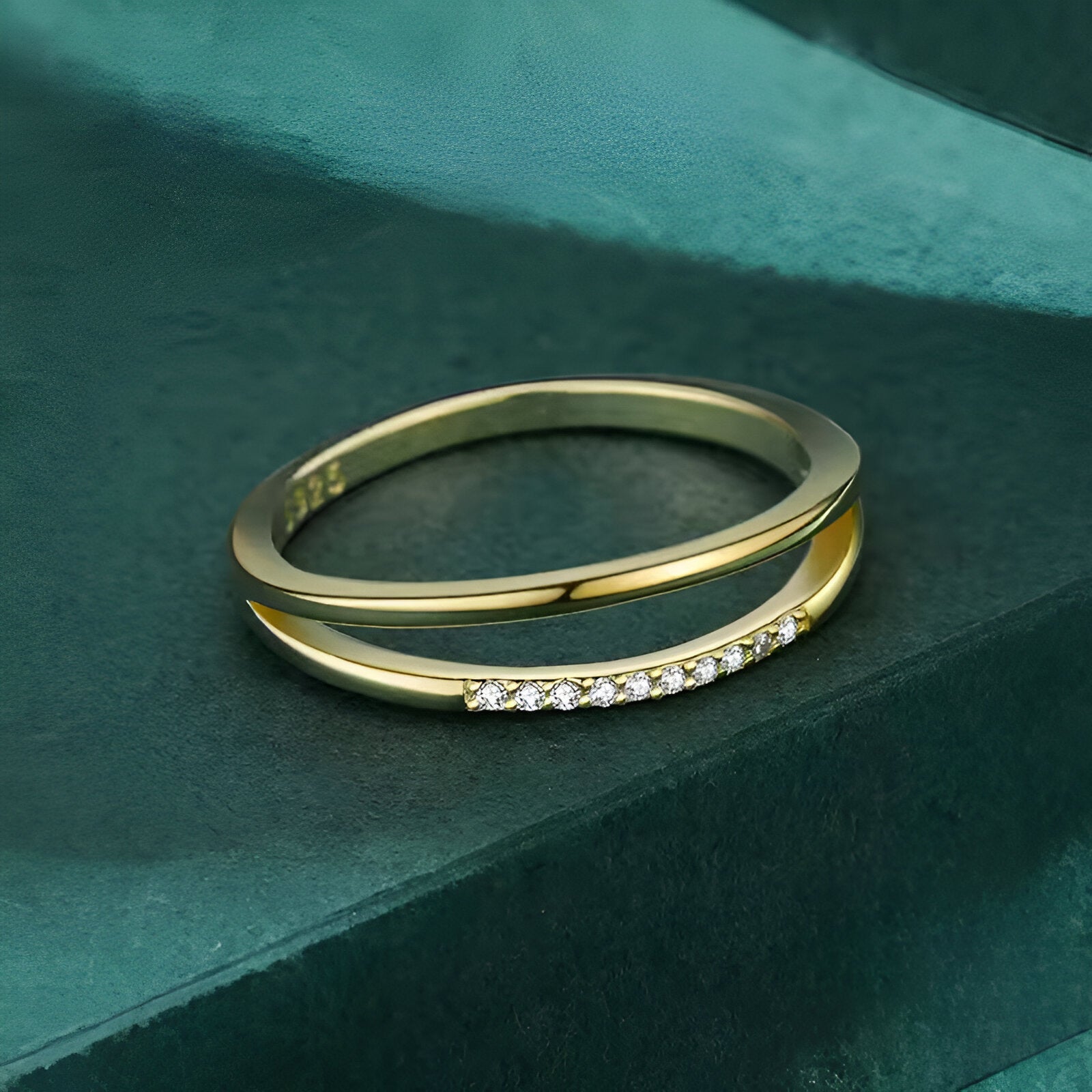 Alliance entaille fine Novae en argent 925 plaqué or jaune lumineux et diamants à plat.