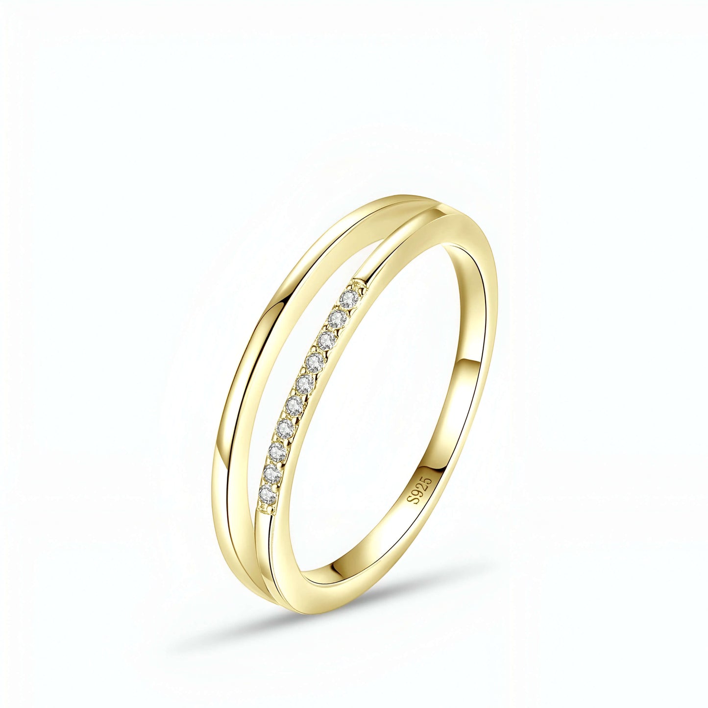 Alliance entaille fine Novae en argent 925 plaqué or jaune et diamants sur fond blanc.