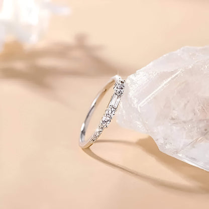 Alliance en or blanc et oxyde de zirconium posée sur une pierre zirconium naturelle.