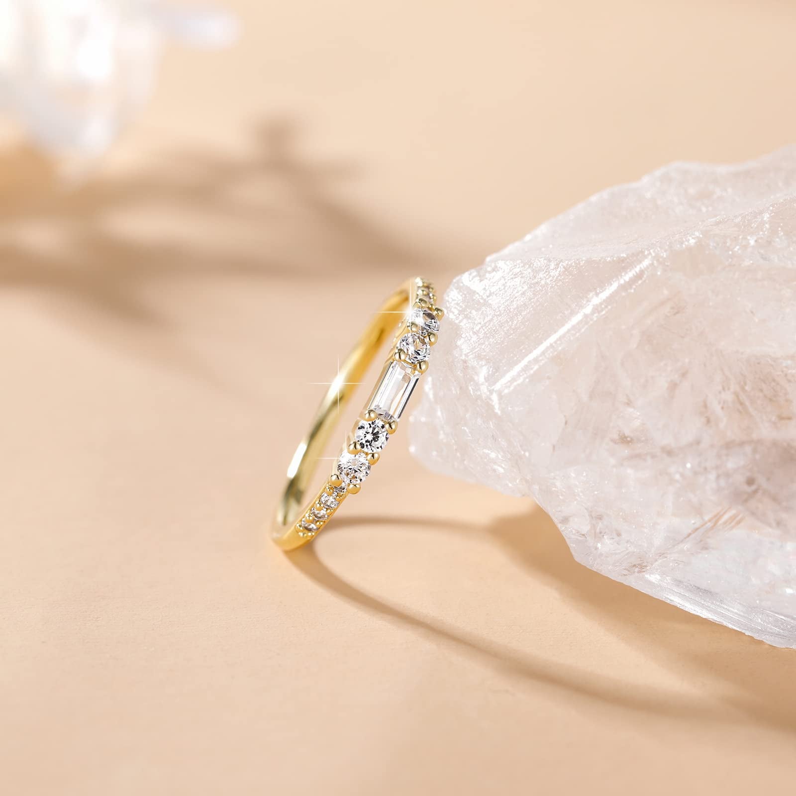 Alliance en or jaune et oxyde de zirconium posée sur une pierre zirconium naturelle.